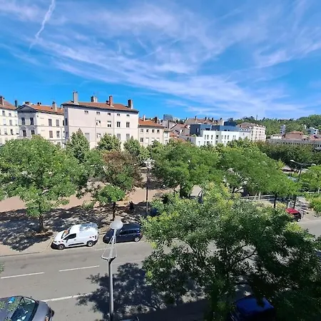 Le Valmy: Appartement Lumineux Au Pied Du Metro Lyon Exterior photo