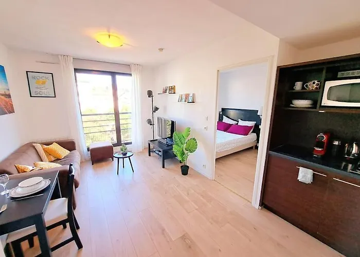 Le Valmy: Appartement Lumineux Au Pied Du Metro