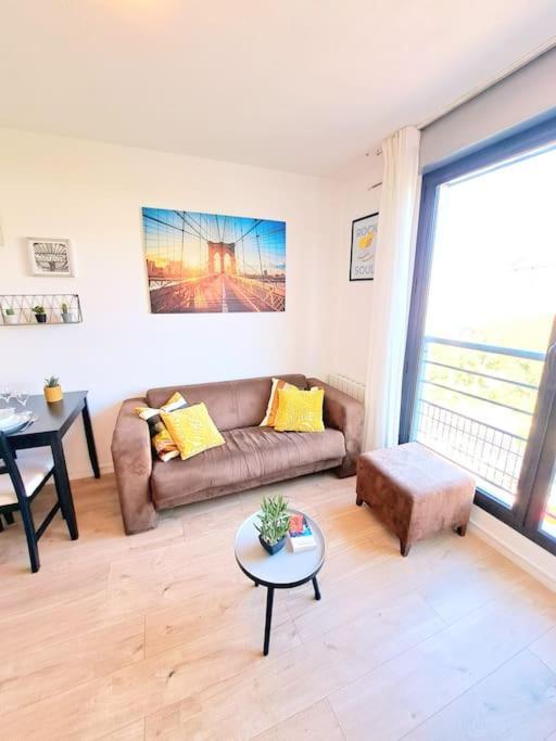 Appartement Le Valmy: Lumineux Au Pied Du Metro