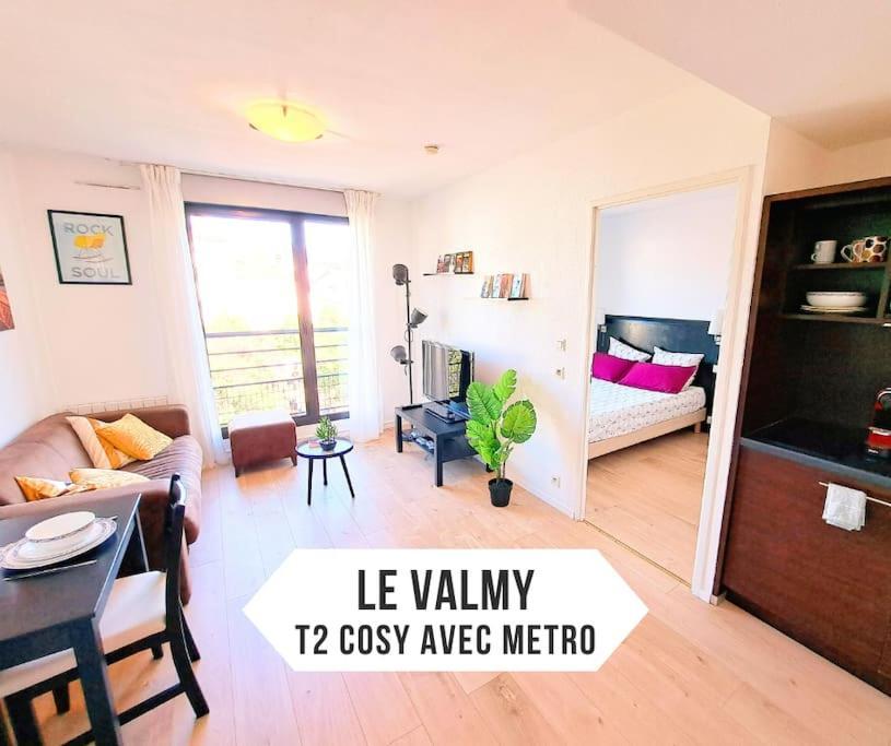 Le Valmy: Lumineux Au Pied Du Metro