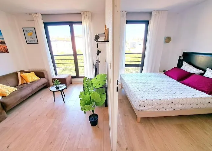 Le Valmy: Appartement Lumineux Au Pied Du Metro