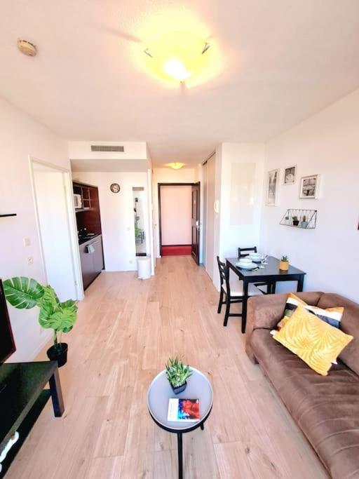 Le Valmy: Lumineux Au Pied Du Metro Appartement