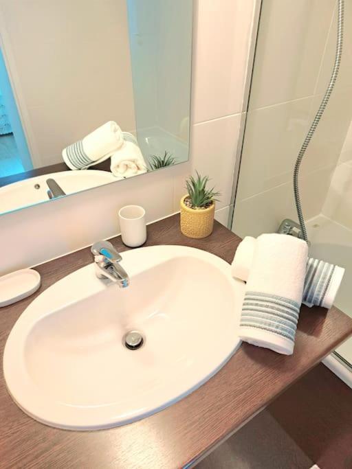 Le Valmy: Lumineux Au Pied Du Metro Appartement Lyon